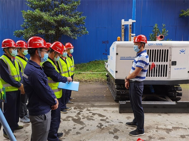 七隊長(cháng)胡勝華到(dào)宜昌市(shì)重點行(xíng)業(yè)企業(yè)用(yòng)地(dì)調查樣品采集項目現(xiàn)場(chǎng)檢查指導工(gōng)作(zuò)