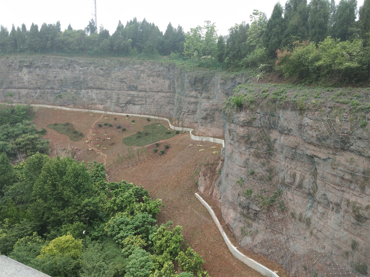 宜昌市(shì)伍家(jiā)崗區(qū)人(rén)民(mín)檢察院後山(shān)不(bù)穩定斜坡治理(lǐ)工(gōng)程