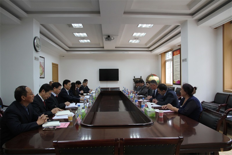 塔吉克斯坦共和(hé)國(guó)地(dì)質總局副局長(cháng)馬赫馬達利耶夫一(yī)行(xíng)訪問(wèn)地(dì)質局