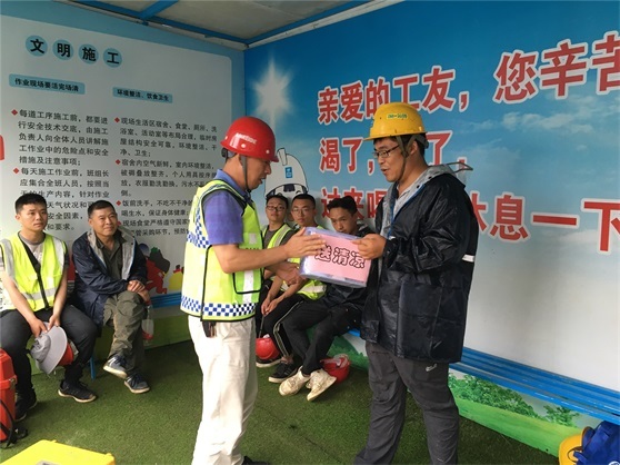 七隊領導赴我隊項目開(kāi)展“送清涼”活動