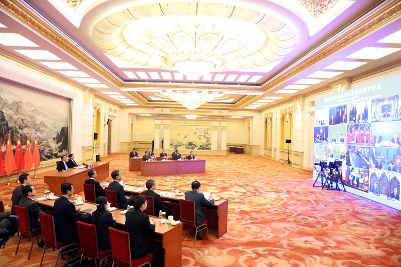 李克強形容這(zhè)一(yī)刻：讓人(rén)們在陰霾中看(kàn)到(dào)光(guāng)明(míng)和(hé)希望