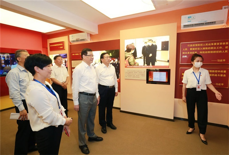 應勇到(dào)下(xià)沉社區(qū)報(bào)到(dào)并調研基層社會(huì)治理(lǐ)