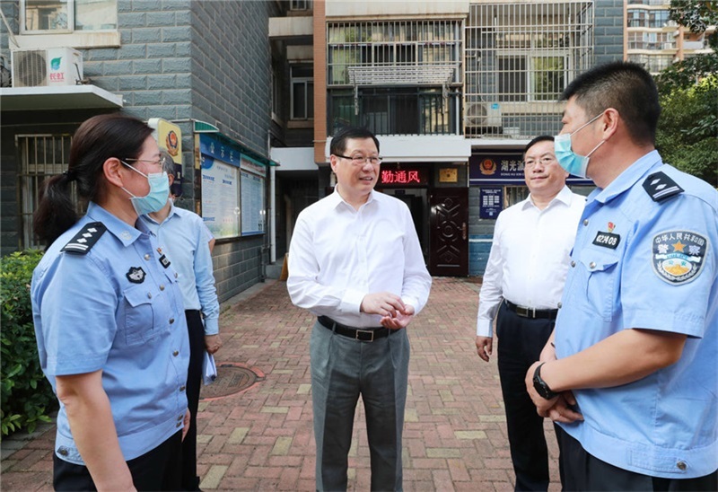 應勇到(dào)下(xià)沉社區(qū)報(bào)到(dào)并調研基層社會(huì)治理(lǐ)