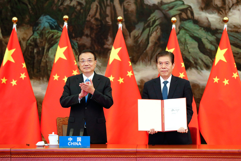 李克強形容這(zhè)一(yī)刻：讓人(rén)們在陰霾中看(kàn)到(dào)光(guāng)明(míng)和(hé)希望