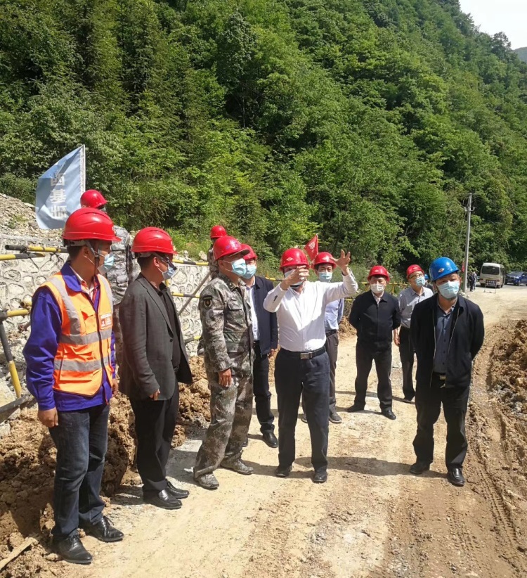 省委常委、省軍區(qū)司令員(yuán)馬濤到(dào)地(dì)質七大(dà)隊神農(nóng)架地(dì)災項目視(shì)察指導工(gōng)作(zuò)