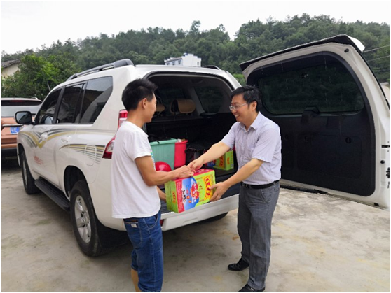 冉瑞生(shēng)一(yī)行(xíng)到(dào)測繪隊開(kāi)展“送清涼”活動