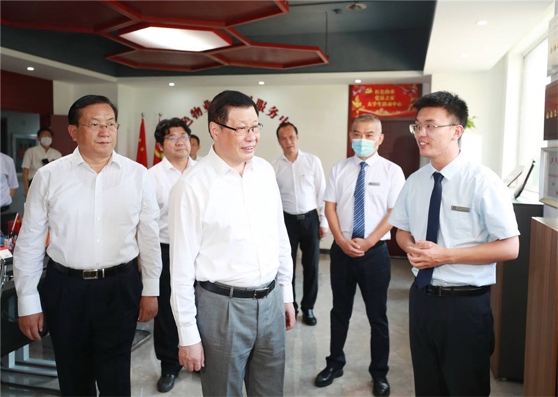 應勇到(dào)下(xià)沉社區(qū)報(bào)到(dào)并調研基層社會(huì)治理(lǐ)