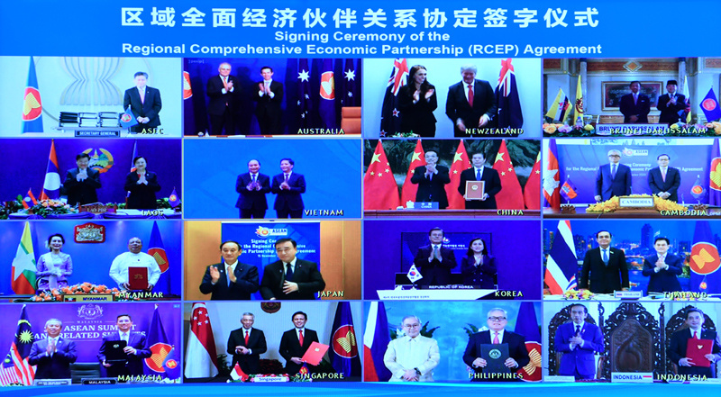 李克強形容這(zhè)一(yī)刻：讓人(rén)們在陰霾中看(kàn)到(dào)光(guāng)明(míng)和(hé)希望