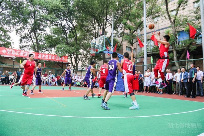 七隊籃球隊在局第四屆籃球比賽中獲得(de)冠軍